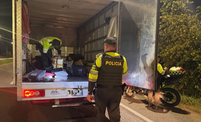 Dos policías de transito realizando registro a vehículo