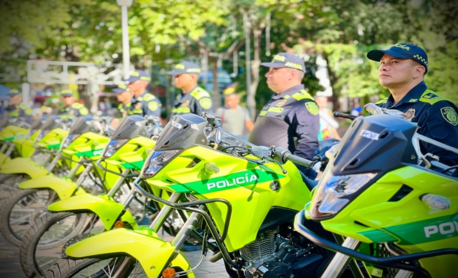 Policías y motociclistas institucionales 