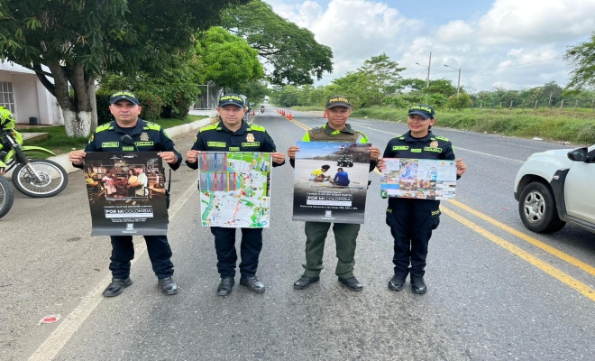 cuatro uniformados realizando una campaña de prevención “Rutas Seguras en las vías de la ciudad de montería   