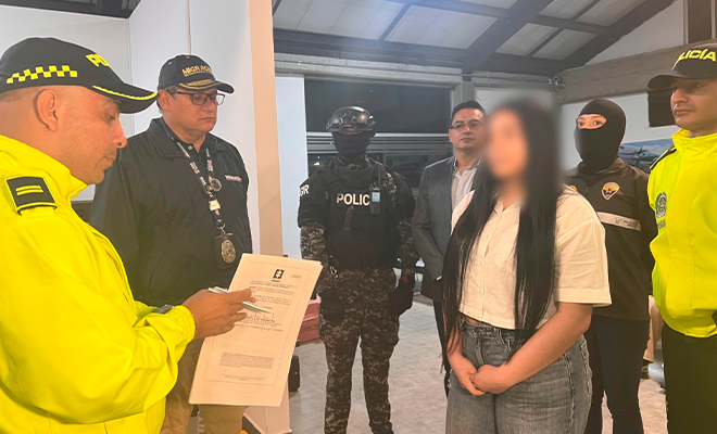 La hija de alias "Fito" fue notificada por las autoridades colombianas de la medida de expulsión del territorio nacional.
