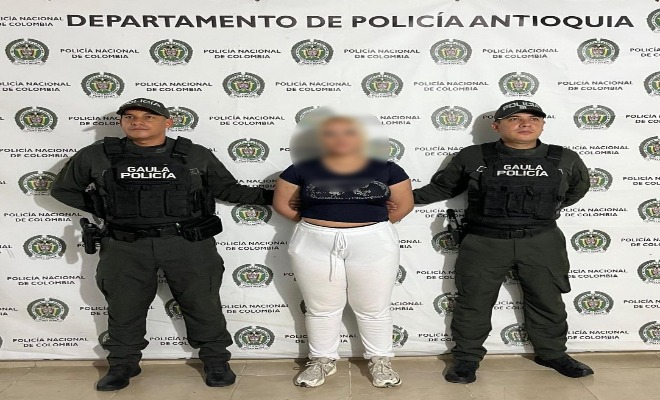 Dos policías del GAULA custodian a capturada