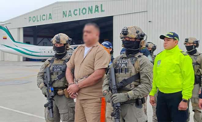 Personal de la Policía Nacional custodia a alias 'Araña', para ser entregado a las autoridades de Estados Unidos.