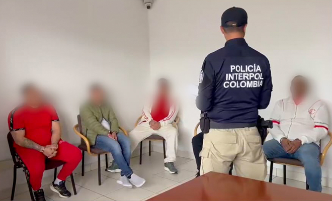Cuatro extraditables son custodiados por un funcionarios de INTERPOL