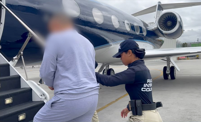 Un capturado es subido a un avión para ser extraditado