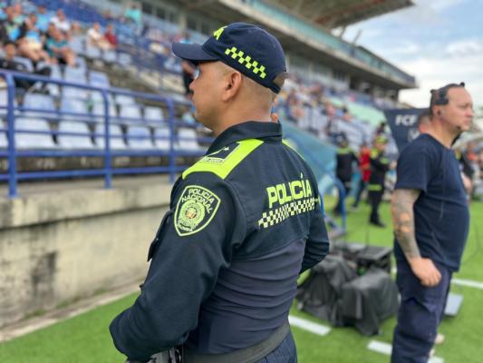un policía garantizando la convivencia, la tranquilidad 