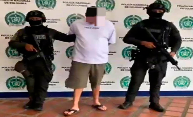 Una persona capturada por dos polic&iacute;as