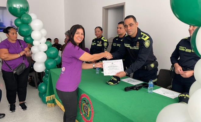 Señor coronel haciendo entrega de certificado de seminario taller sobre transversalización del enfoque de género y atención de las violencias basadas en género a señora presidente de junta de acción comunal 