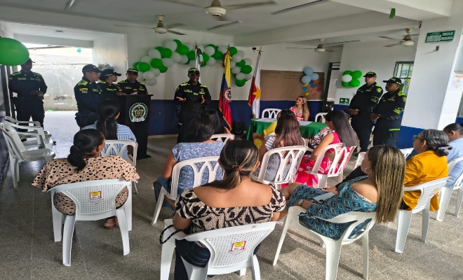 Diecisiete personas en una reunión sobre espacios pedagógicos