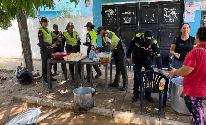 grupo de policía cocinando para la comunidad