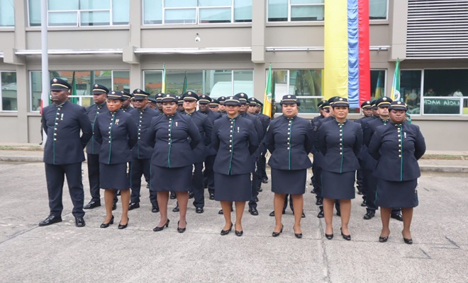 Uniformados de la Policía Nacional forman en la Plaza de Armas del Departamento de Policía Chocó durante la ceremonia institucional de ascensos, en la que 58 policías chocoanos fueron promovidos a un nuevo grado.