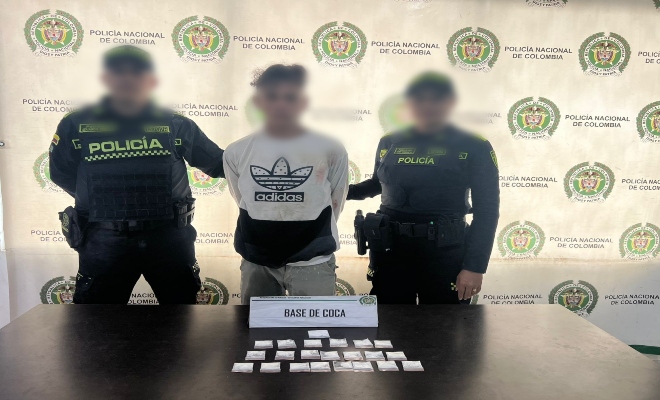 dos policias y un capturado por el delito de porte de estuperfacientes, en la mesa sustancias psicoactivas 