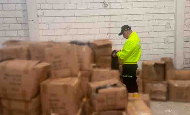 Funcionario de Policía Judicial revisando la mercancía.