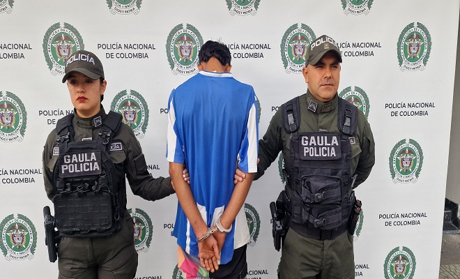 Policía custodia a persona capturada