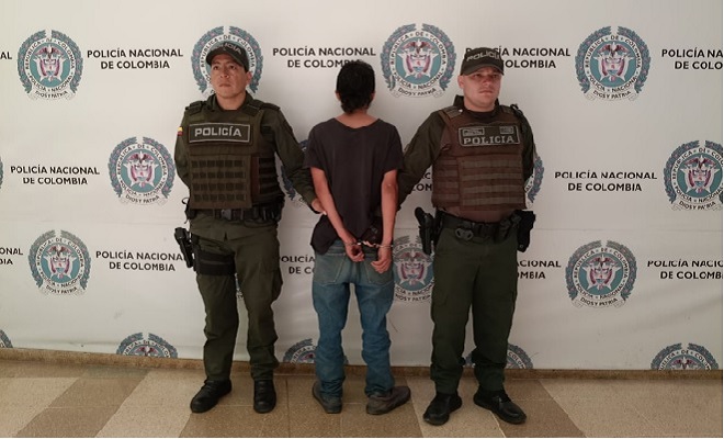 dos_policias_junto_a_persona_detenida_en_el_centro