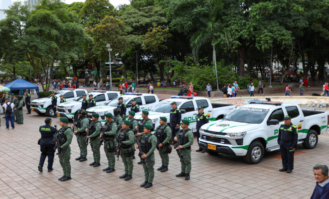Policías del GOES en formación con vehículos entregados por la Gobernación