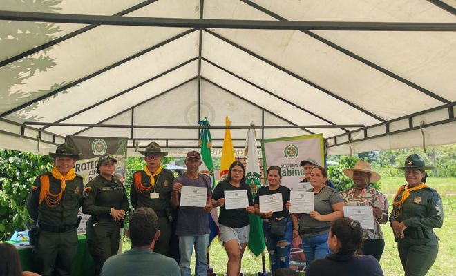 ciudadanos reciben diploma como gestores de convivencia y seguridad 
