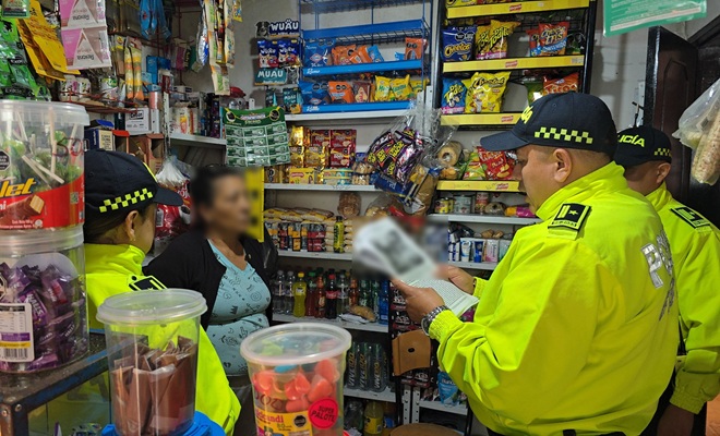Policías leyendo derechos del capturado dinamizando el microtráfico