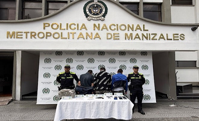 dos polic&iacute;as y tres capturados, varios celulares incautados, estupefacientes y armas incautadas 