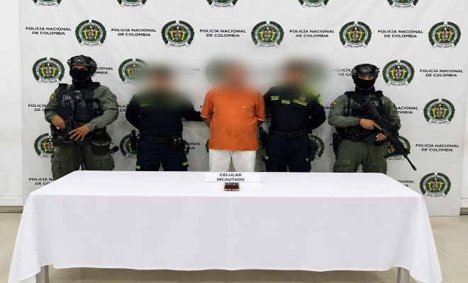 cuatros uniformados con una persona capturada por el delito de extorsión 