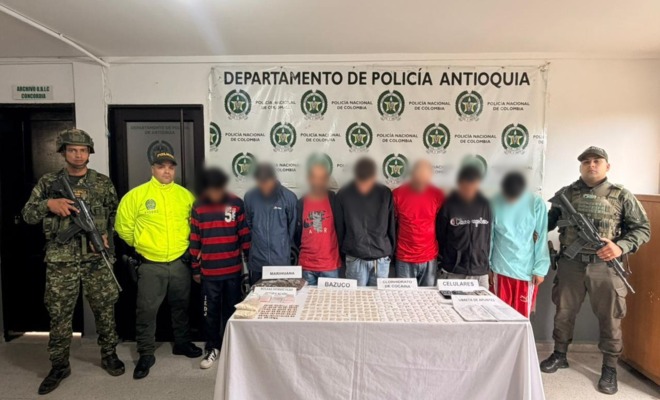 Grupo de uniformados (Ejército, SIJIN y operativo) custodian a siete personas capturadas por multiples dellitos
