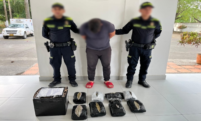 dos uniformados con una persona capturada por el delito tráfico fabricación o porte de estupefacientes