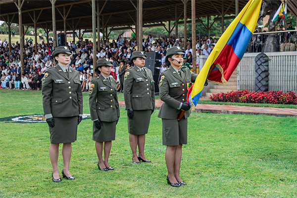 Funcionarios de la Policía Nacional en el día de Graduación técnicos profesionales 