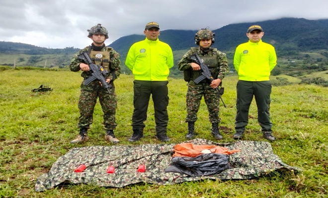 Dos_uniformados_de_la_seccional_de_investigaci&oacute;n_criminal_y_dos_uniformados_de_ejercito_nacional_con_armamento_largo