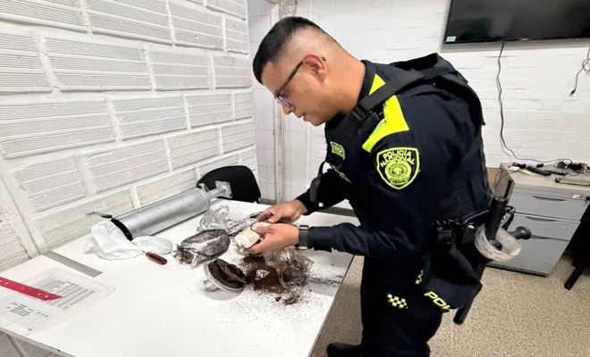 Policía revisando repuesto de vehículo