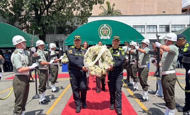 Funcionarios policiales con corona de flores en homenaje a la memoria del se&ntilde;or Brigadier General Valdemar Franklin Quintero