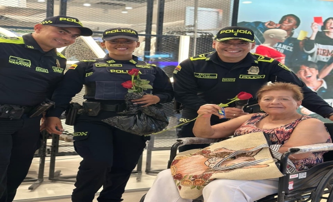 Tres Polic&iacute;as dan homenaje al d&iacute;a de la madre a una ciudadana mayor de edad 