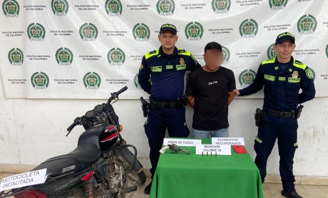 Durante el operativo, fueron incautados un arma de fuego, munición y los objetos sustraídos a una joven minutos antes del hecho.