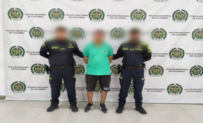 dos uniformados con una persona capturada por el delito delito de tráfico, fabricación o porte de estupefacientes