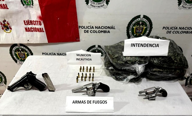Dos revólveres, una pistola, munición y uniformes incautados