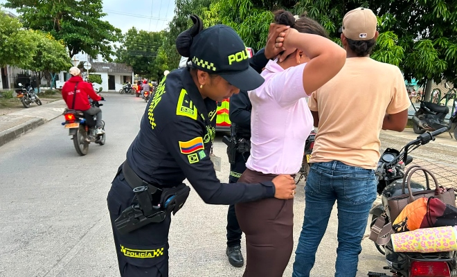 un policía realizando registro a persona 
