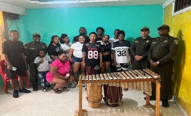 Jóvenes y dos policías reunidos para la foto.
