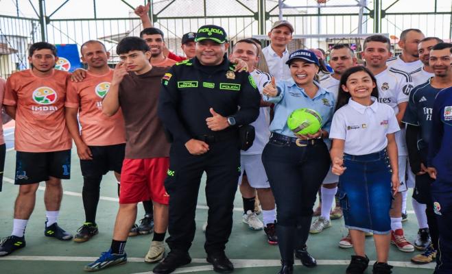Comandante de la Policía de Ibagué, la alcaldesa y líderes comunitarios en la inauguración del Coliseo.