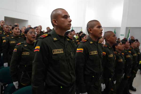 Jóvenes Auxiliares de Policía reafirmando su compromiso
