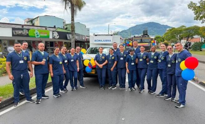 Funcionarios de la Direcci&oacute;n de Sanidad junto a una ambulancia durante los desfiles patrios