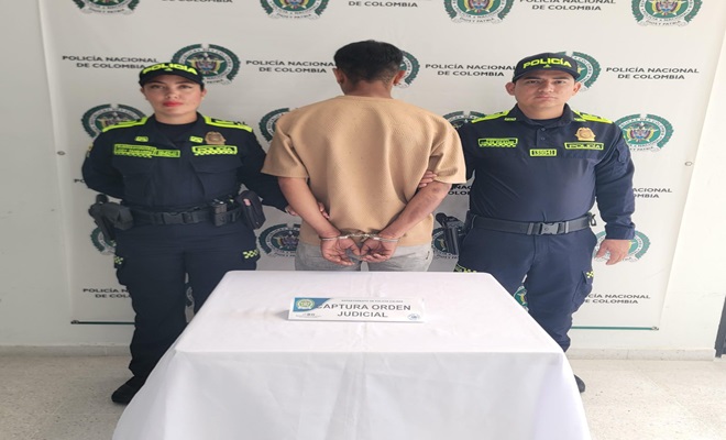 Policias capturan un hombre con orden judicial