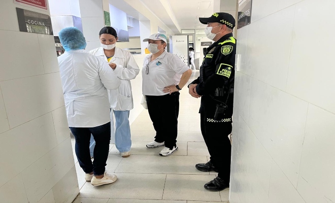 un uniformado  de la policía nacional acompañado de cuatro funcionarias Personal de la Secretaría de Salud inspeccionó las zonas de cocina y restaurante 