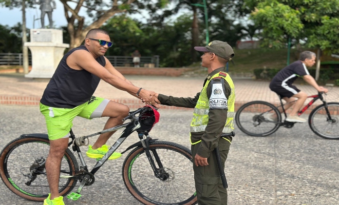 un policía saludando a un ciudadano 