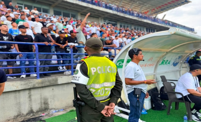 un polic&iacute;a prestando seguridad en encuentro de f&uacute;tbol 