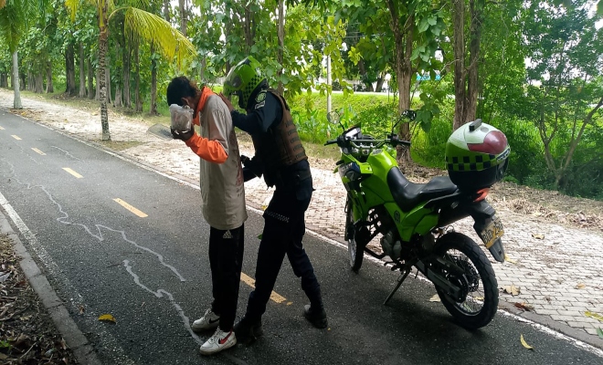 un policía realizando registro a persona a un ciudadano 