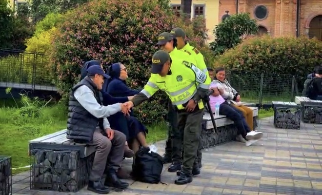 tres polic&iacute;as, 4 ciudadanos 