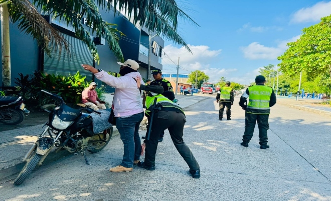 cuatro  uniformados de la Policía nacional en puesto de control en la ciudad de montería