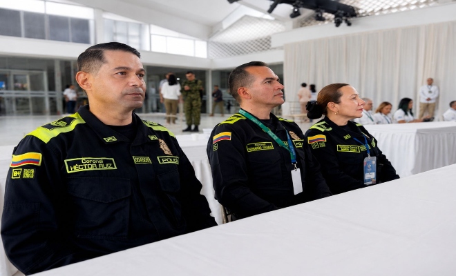 tres uniformados de la policía nacional participando en el evento de asambleas departamentales 