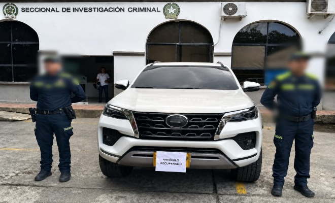 dos uniformados de la policía nacional recupero una camioneta en la ciudad de montería