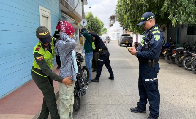 uniformados realizando registro de personas a ciudadanos 