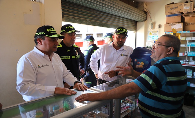 Comandante de departamento, secretario de gobierno y alcalde municipal saludan a la comunidad 