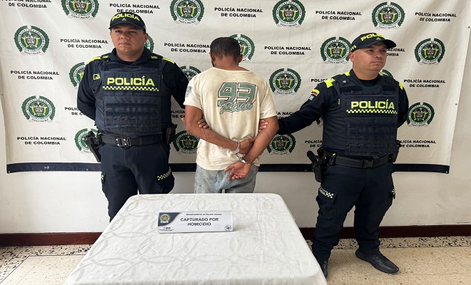 Policías en backing institucional con hombre capturado